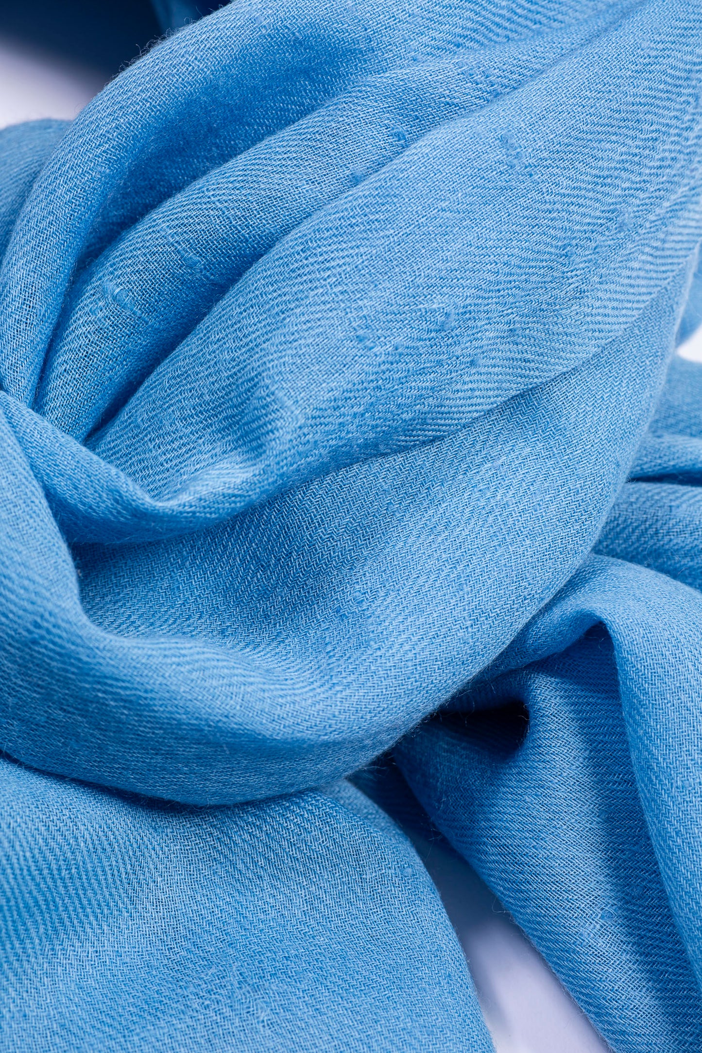 PRADIYA Angoraschal Himmelblau – handgewebt in Chamba, Indien, 100% ethische Angorawolle vom Himalaya, 100x200 cm. Angora shawl blue horizon, handwoven in Chamba, India, 100% ethical angora wool from the Himalayas. Jeder Kauf gibt einem Kind in Nepal einen Monat Patenschaft zurück. Every purchase sponsors one month of care, education and a loving home for a child in Nepal.