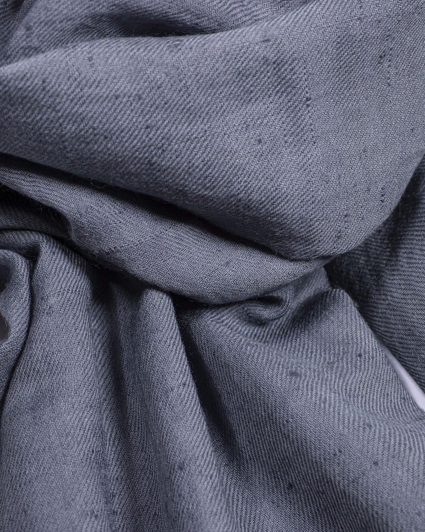 PRADIYA Angoraschal Wolkenschleier – handgewebt in Chamba, Indien, 100% ethische Angorawolle vom Himalaya, 100x200 cm. Angora shawl blue horizon, handwoven in Chamba, India, 100% ethical angora wool from the Himalayas. Jeder Kauf gibt einem Kind in Nepal einen Monat Patenschaft zurück. Every purchase sponsors one month of care, education and a loving home for a child in Nepal.