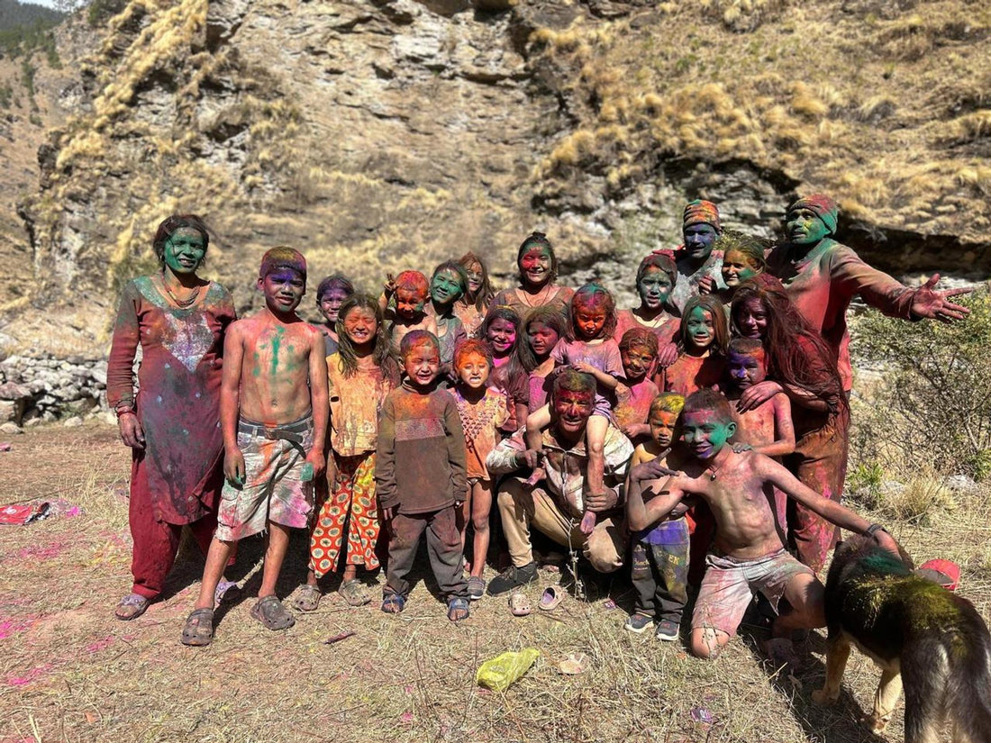 Kinder feiern Holi Festival im PRADIYA-Kinderheim Nepal mit bunten Farben
