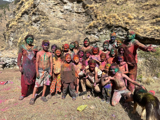 Kinder feiern Holi Festival im PRADIYA-Kinderheim Nepal mit bunten Farben