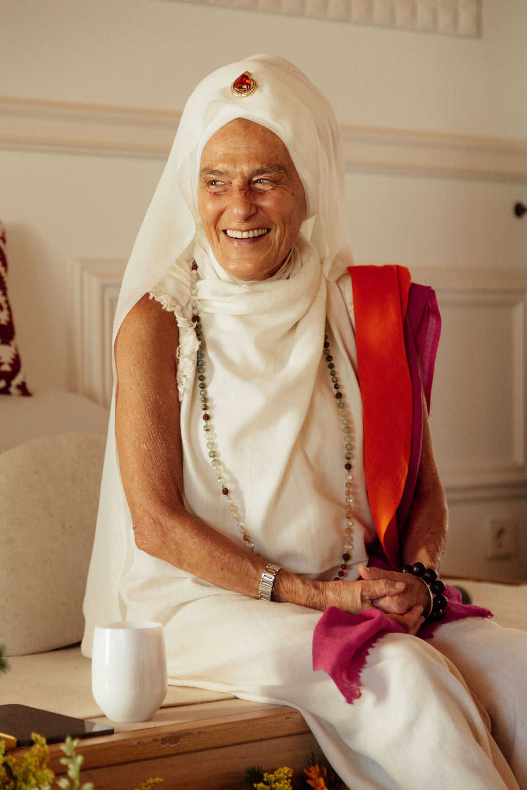 Gurmukh Kaur Khalsa trägt einen PRADIYA Angoraschal – handgefertigt in Indien für die Kundalini-Yoga-Community