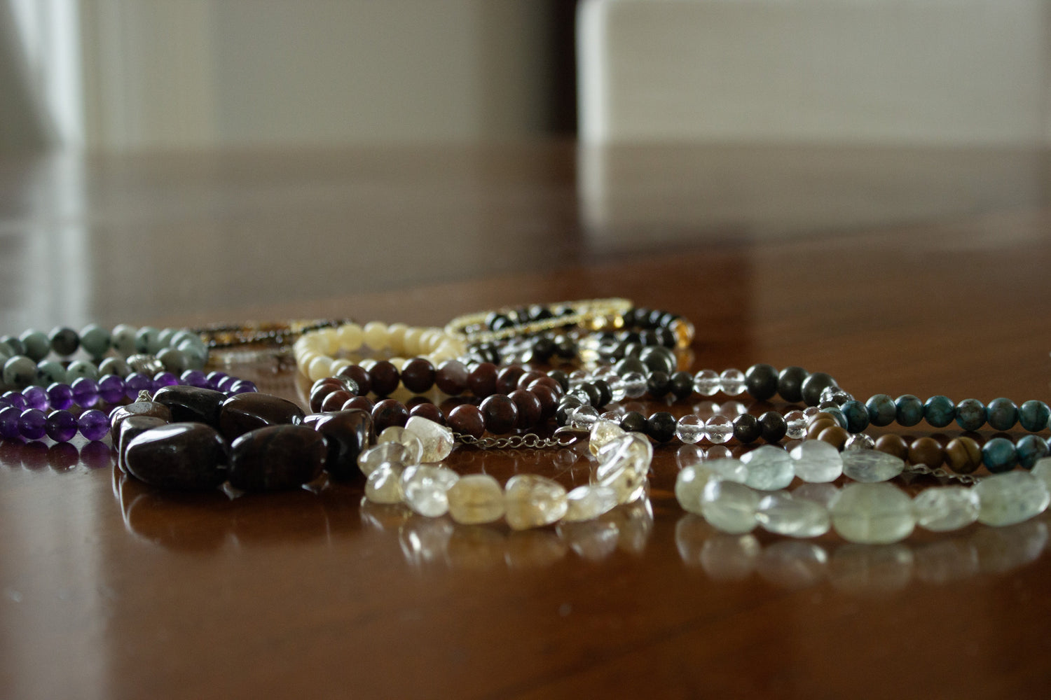 Handgefertigte Mala Armbänder aus Heilsteinen