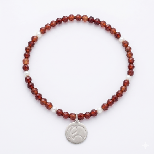 Mala Armband Geburtsmonat Januar mit Granat und Süßwasserperlen, silberner PRADIYA-Elefant, handgefertigt in Indien – Erlös schenkt einem Kind in Nepal ein Paar Schuhe
