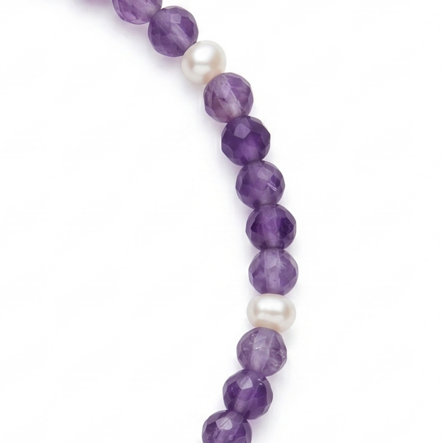 Mala Armband Geburtsmonat Februar mit Amethyst und Süßwasserperlen, silberner PRADIYA-Elefant, handgefertigt in Indien – Erlös schenkt einem Kind in Nepal ein Paar Schuhe