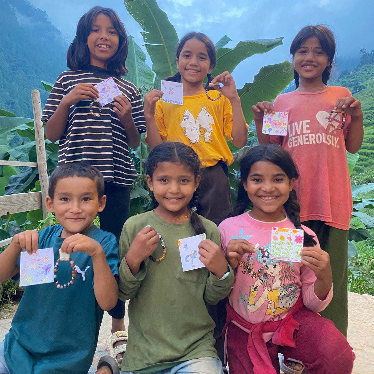 My Bracelet – My Story Armband handgefertigt von einem Kind im Kunstunterricht der PRADIYA International School in Oda, Nepal – mit persönlicher Hand-Zeichnung und Nachricht, Erlös finanziert einen Monat Schule und Mittagessen für ein Kind.