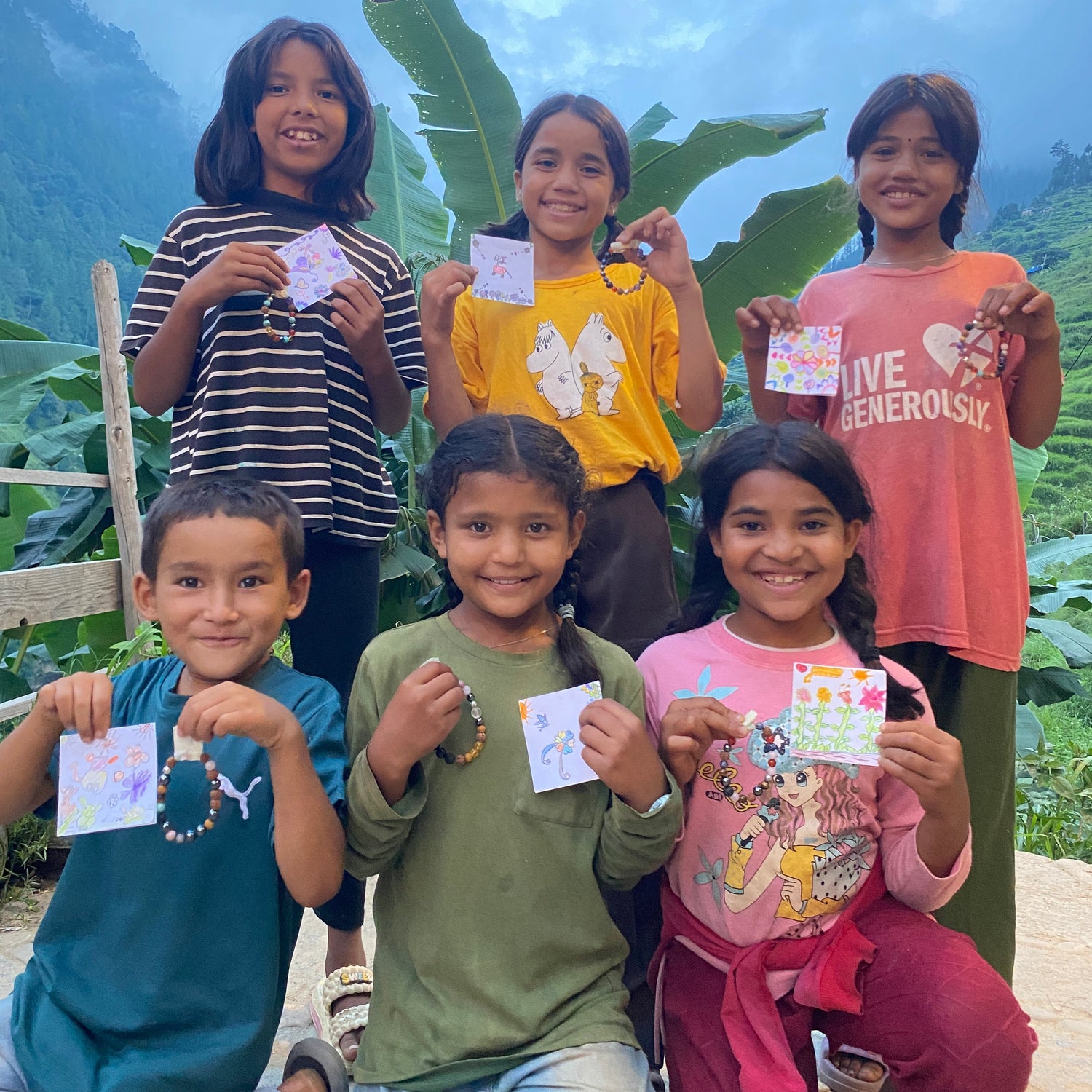 My Bracelet – My Story Armband handgefertigt von einem Kind im Kunstunterricht der PRADIYA International School in Oda, Nepal – mit persönlicher Hand-Zeichnung und Nachricht, Erlös finanziert einen Monat Schule und Mittagessen für ein Kind.