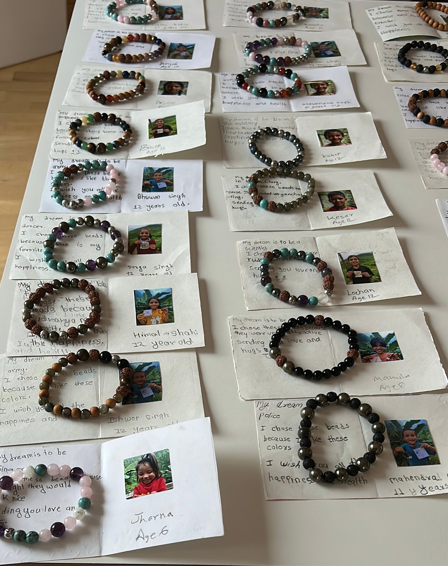 My Bracelet – My Story Armband handgefertigt von einem Kind im Kunstunterricht der PRADIYA International School in Oda, Nepal – mit persönlicher Hand-Zeichnung und Nachricht, Erlös bezahlt einen Monat Schule und Mittagessen für ein Kind.