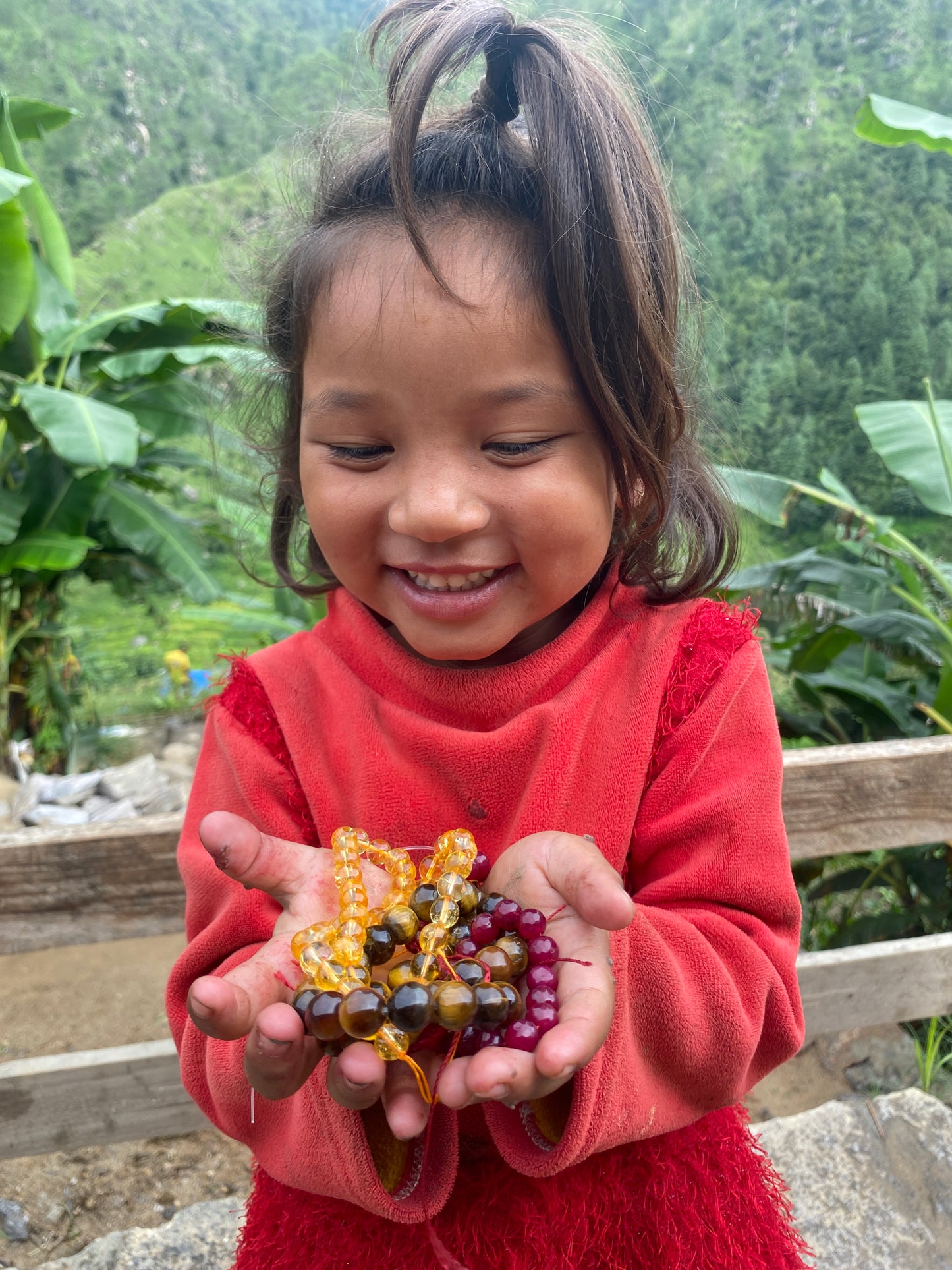 My Bracelet – My Story Armband handgefertigt von einem Kind im Kunstunterricht der PRADIYA International School in Oda, Nepal – mit persönlicher Hand-Zeichnung und Nachricht, Erlös bezahlt einen Monat Schule und Mittagessen für ein Kind.