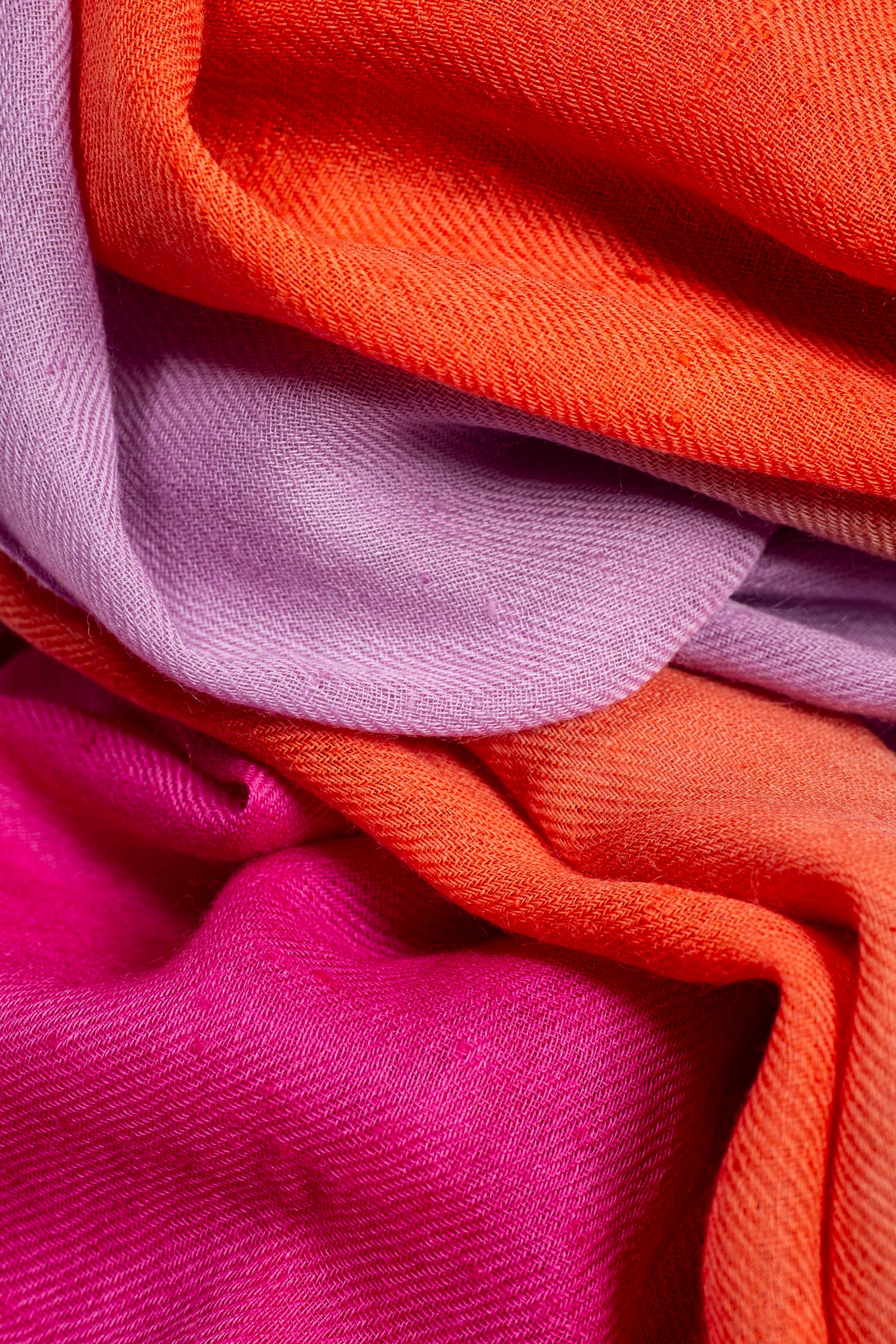 PRADIYA Angoraschal Feuerzauber – handgewebt in Chamba, Indien, 100% ethische Angorawolle vom Himalaya, 100x200 cm. Angora shawl spark of fire, handwoven in Chamba, India, 100% ethical angora wool from the Himalayas. Jeder Kauf gibt einem Kind in Nepal einen Monat Patenschaft zurück. Every purchase sponsors one month of care, education and a loving home for a child in Nepal.