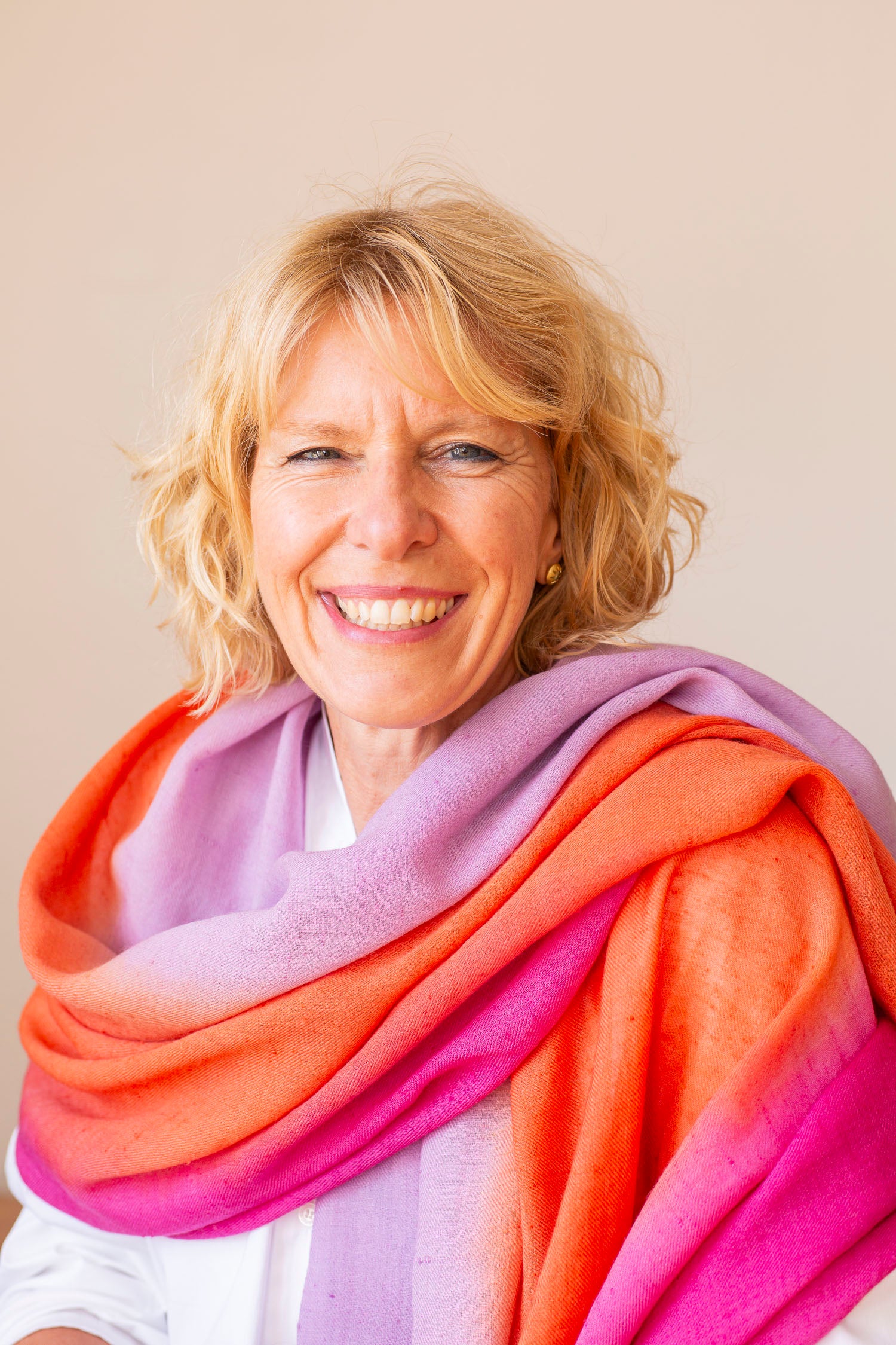 PRADIYA Angoraschal Feuerzauber – handgewebt in Chamba, Indien, 100% ethische Angorawolle vom Himalaya, 100x200 cm. Angora shawl spark of fire, handwoven in Chamba, India, 100% ethical angora wool from the Himalayas. Jeder Kauf gibt einem Kind in Nepal einen Monat Patenschaft zurück. Every purchase sponsors one month of care, education and a loving home for a child in Nepal. 
