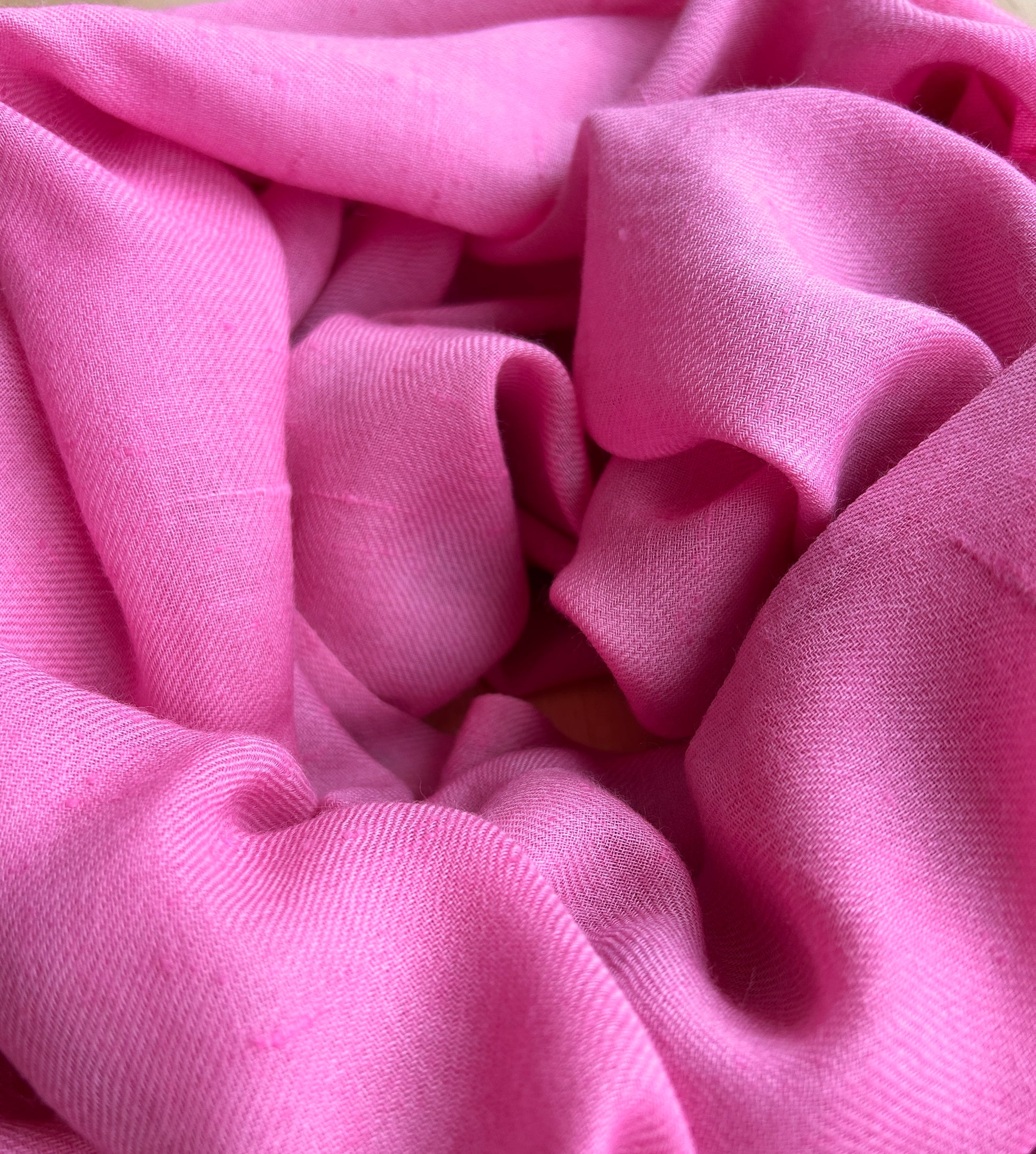 PRADIYA Angoraschal Flamingo – handgewebt in Chamba, Indien, 100% ethische Angorawolle vom Himalaya, 100x200 cm. Angora shawl blue horizon, handwoven in Chamba, India, 100% ethical angora wool from the Himalayas. Jeder Kauf gibt einem Kind in Nepal einen Monat Patenschaft zurück. Every purchase sponsors one month of care, education and a loving home for a child in Nepal. 
