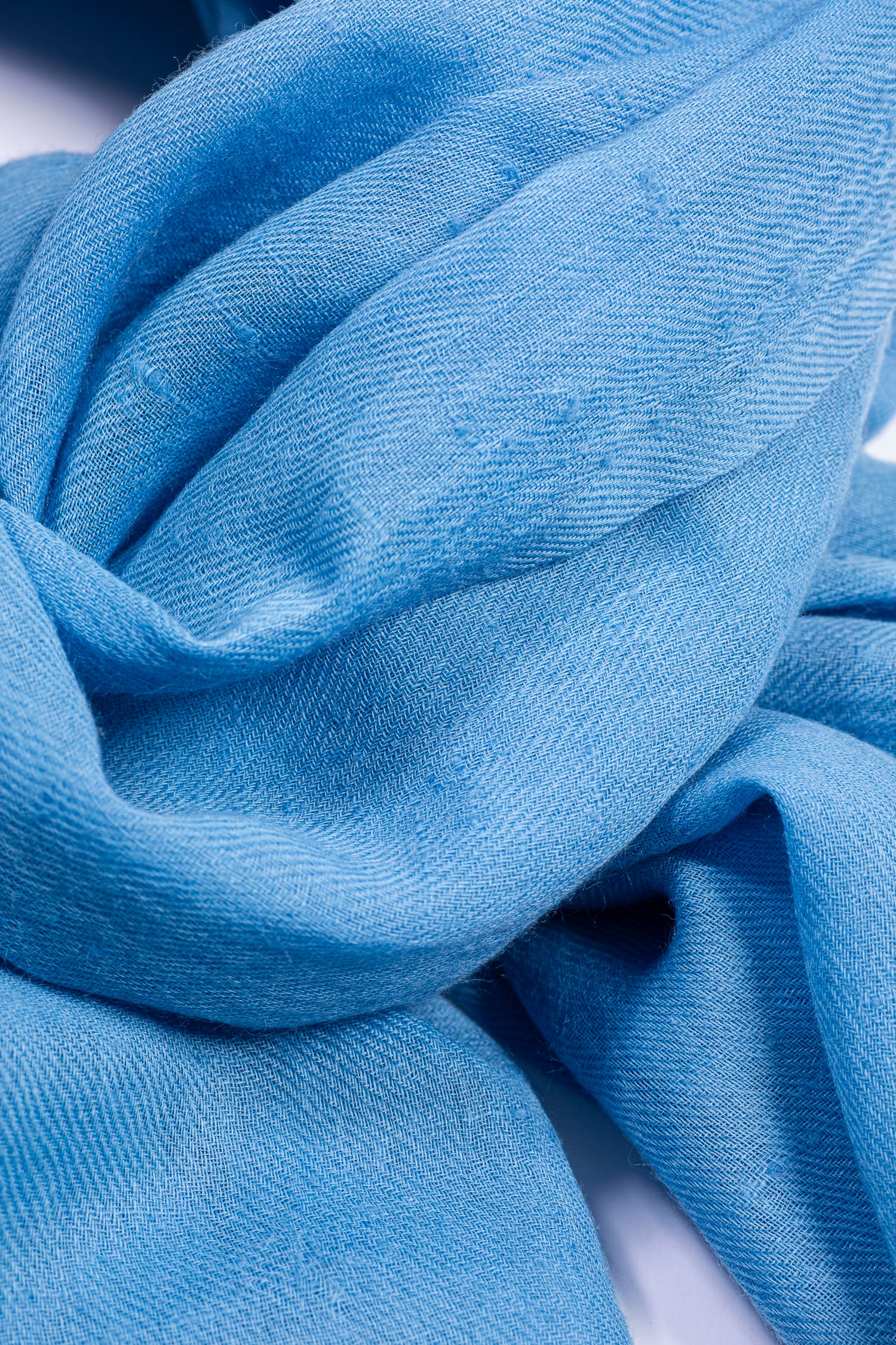 PRADIYA Angoraschal Himmelblau – handgewebt in Chamba, Indien, 100% ethische Angorawolle vom Himalaya, 100x200 cm. Angora shawl blue horizon, handwoven in Chamba, India, 100% ethical angora wool from the Himalayas. Jeder Kauf gibt einem Kind in Nepal einen Monat Patenschaft zurück. Every purchase sponsors one month of care, education and a loving home for a child in Nepal. 