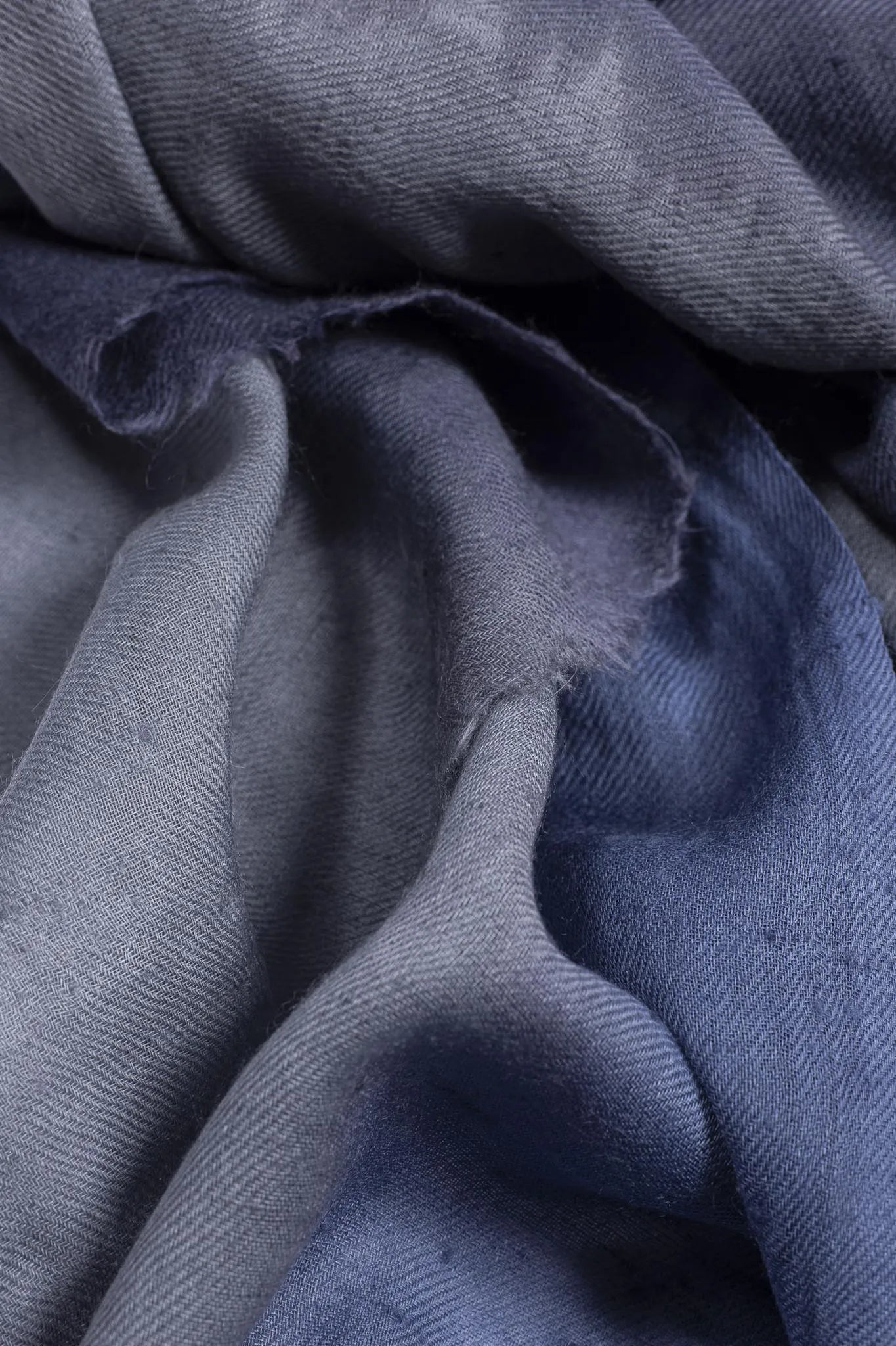 PRADIYA Angoraschal Nachthimmel – handgewebt in Chamba, Indien, 100% ethische Angorawolle vom Himalaya, 100x200 cm. Angora shawl blue horizon, handwoven in Chamba, India, 100% ethical angora wool from the Himalayas. Jeder Kauf gibt einem Kind in Nepal einen Monat Patenschaft zurück. Every purchase sponsors one month of care, education and a loving home for a child in Nepal. 