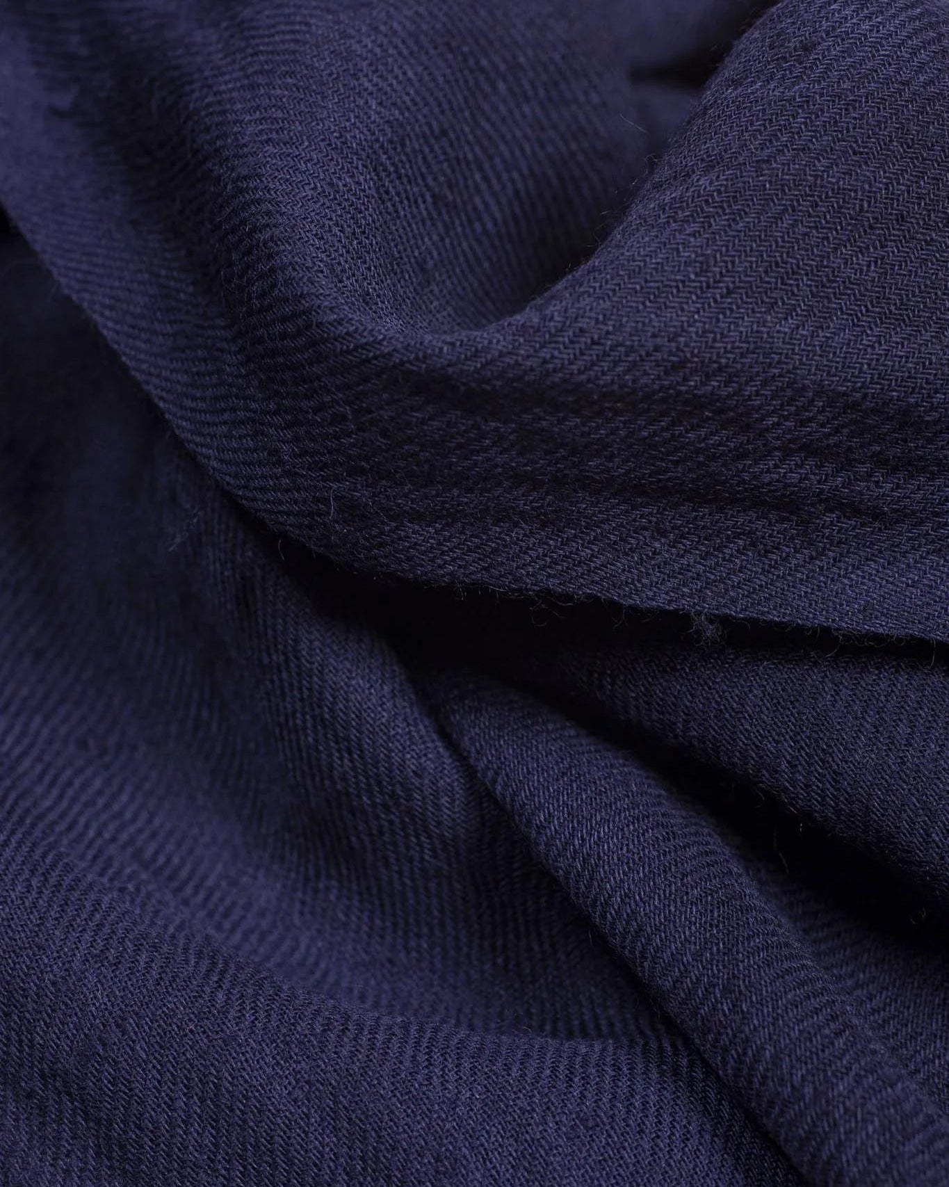 PRADIYA Angoraschal Ozean – handgewebt in Chamba, Indien, 100% ethische Angorawolle vom Himalaya, 100x200 cm. Angora shawl blue horizon, handwoven in Chamba, India, 100% ethical angora wool from the Himalayas. Jeder Kauf gibt einem Kind in Nepal einen Monat Patenschaft zurück. Every purchase sponsors one month of care, education and a loving home for a child in Nepal. 