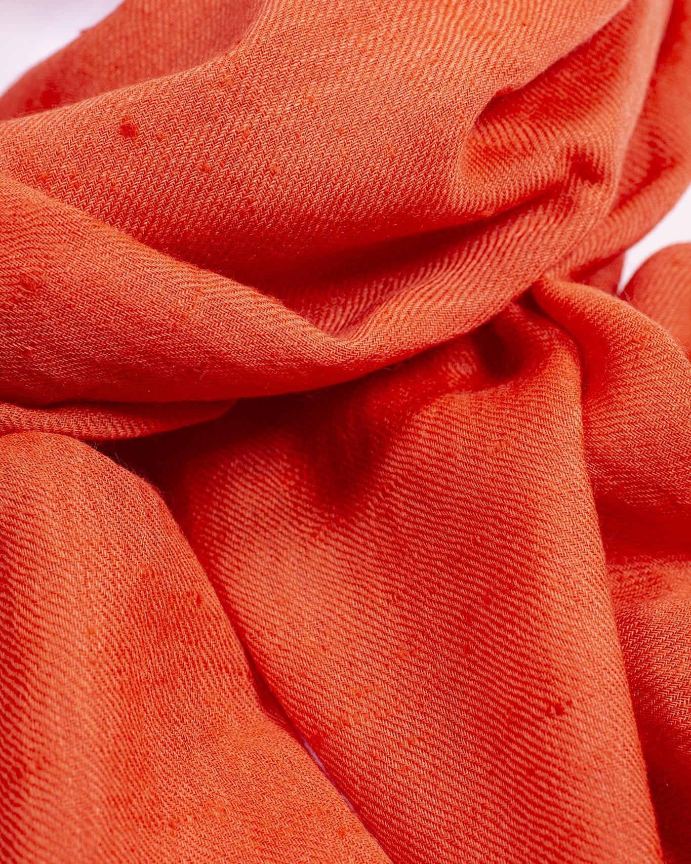 PRADIYA Angoraschal Sonnenuntergang – handgewebt in Chamba, Indien, 100% ethische Angorawolle vom Himalaya, 100x200 cm. Angora shawl blue horizon, handwoven in Chamba, India, 100% ethical angora wool from the Himalayas. Jeder Kauf gibt einem Kind in Nepal einen Monat Patenschaft zurück. Every purchase sponsors one month of care, education and a loving home for a child in Nepal. 