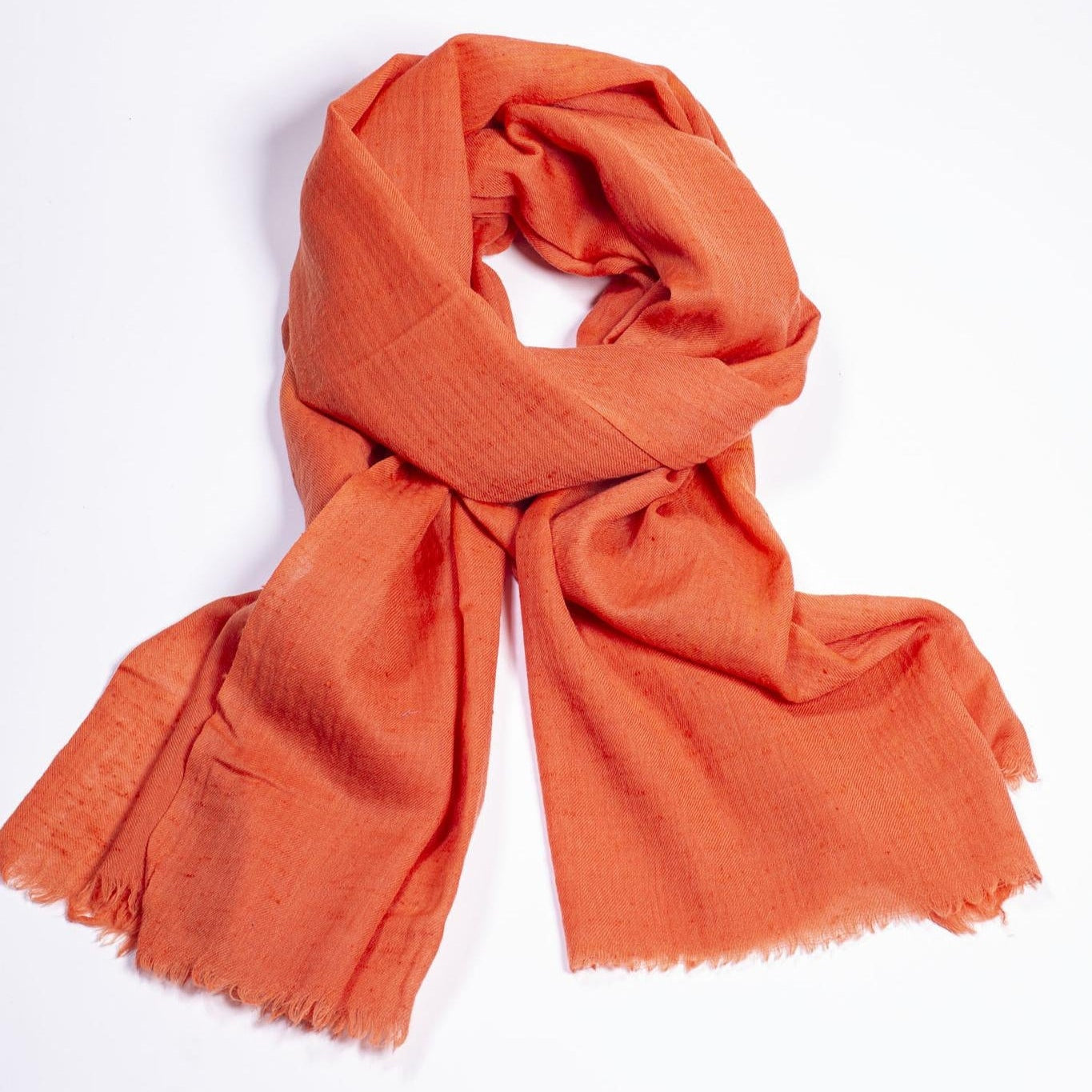PRADIYA Angoraschal Sonnenuntergang – handgewebt in Chamba, Indien, 100% ethische Angorawolle vom Himalaya, 100x200 cm. Angora shawl blue horizon, handwoven in Chamba, India, 100% ethical angora wool from the Himalayas. Jeder Kauf gibt einem Kind in Nepal einen Monat Patenschaft zurück. Every purchase sponsors one month of care, education and a loving home for a child in Nepal. 