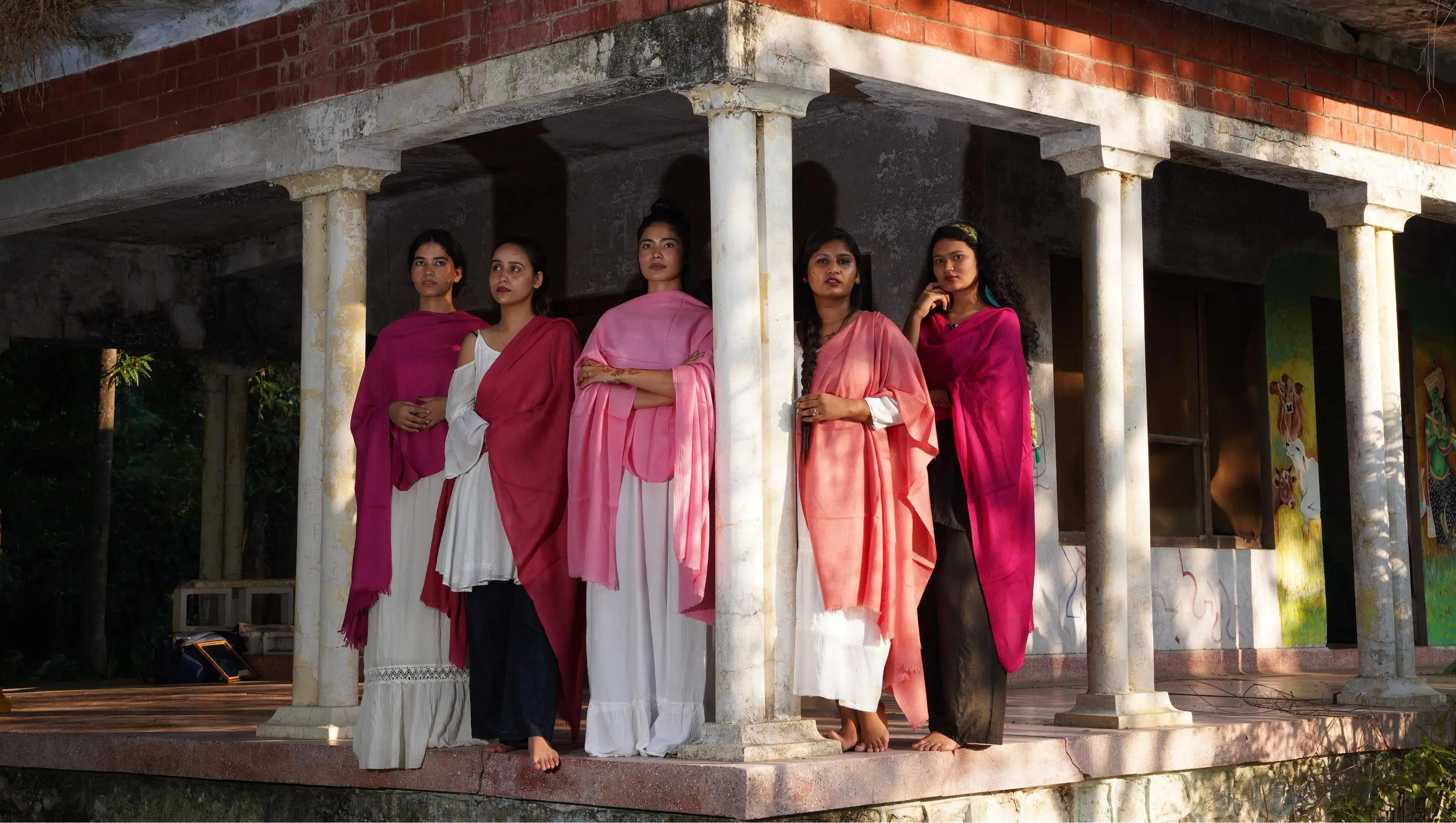 Indische Frauen tragen handgefertigte PRADIYA Angora-Schals in mystischer, warmer Umgebung — fair trade, ethisch produziert in Chamba, Uttarakhand