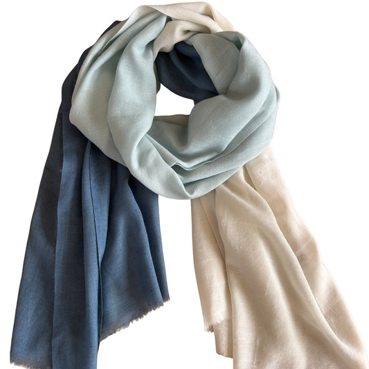 PRADIYA Angoraschal Blue Horizon – handgewebt in Chamba, Indien, 100% ethische Angorawolle vom Himalaya, 100x200 cm. Angora shawl blue horizon, handwoven in Chamba, India, 100% ethical angora wool from the Himalayas. Jeder Kauf gibt einem Kind in Nepal einen Monat Patenschaft zurück. Every purchase sponsors one month of care, education and a loving home for a child in Nepal. 