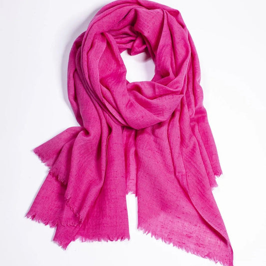 PRADIYA Angoraschal Magenta – handgewebt in Chamba, Indien, 100% ethische Angorawolle vom Himalaya, 100x200 cm. Angora shawl blue horizon, handwoven in Chamba, India, 100% ethical angora wool from the Himalayas. Jeder Kauf gibt einem Kind in Nepal einen Monat Patenschaft zurück. Every purchase sponsors one month of care, education and a loving home for a child in Nepal. 