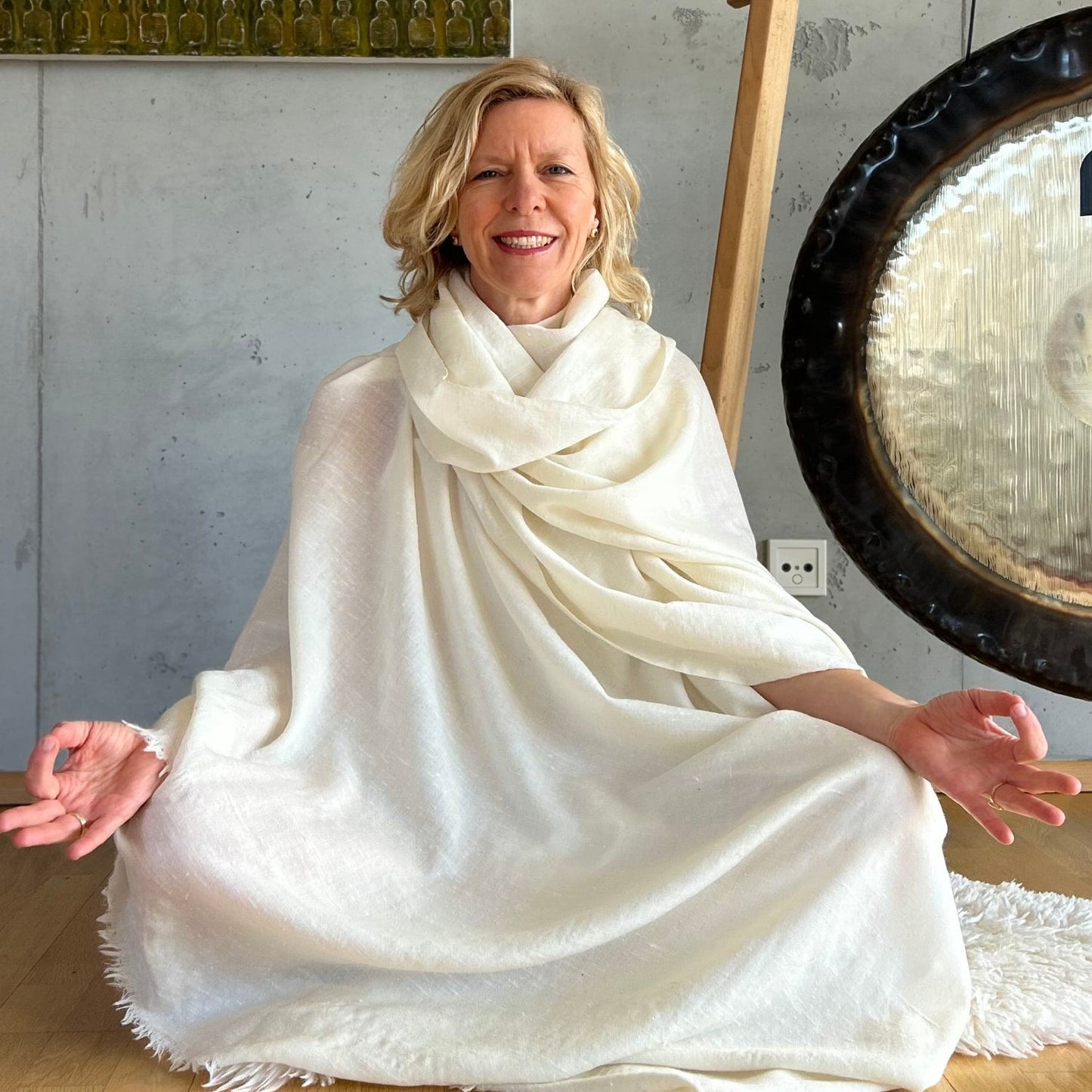 PRADIYA Angoraschal XXL Perlweiß – handgewebt in Chamba, Indien, 100% ethische Angorawolle vom Himalaya, 120x260 cm. Ideal für Sadhana, Meditation und Kundalini Yoga. Angora shawl XXL pearl white, handwoven in Chamba, India, 100% ethical angora wool from the Himalayas, 120x260 cm. Perfect for sadhana, meditation and Kundalini yoga. Jeder Kauf gibt einem Kind in Nepal einen Monat Patenschaft zurück. Every purchase sponsors one month of care, education and a loving home for a child in Nepal.